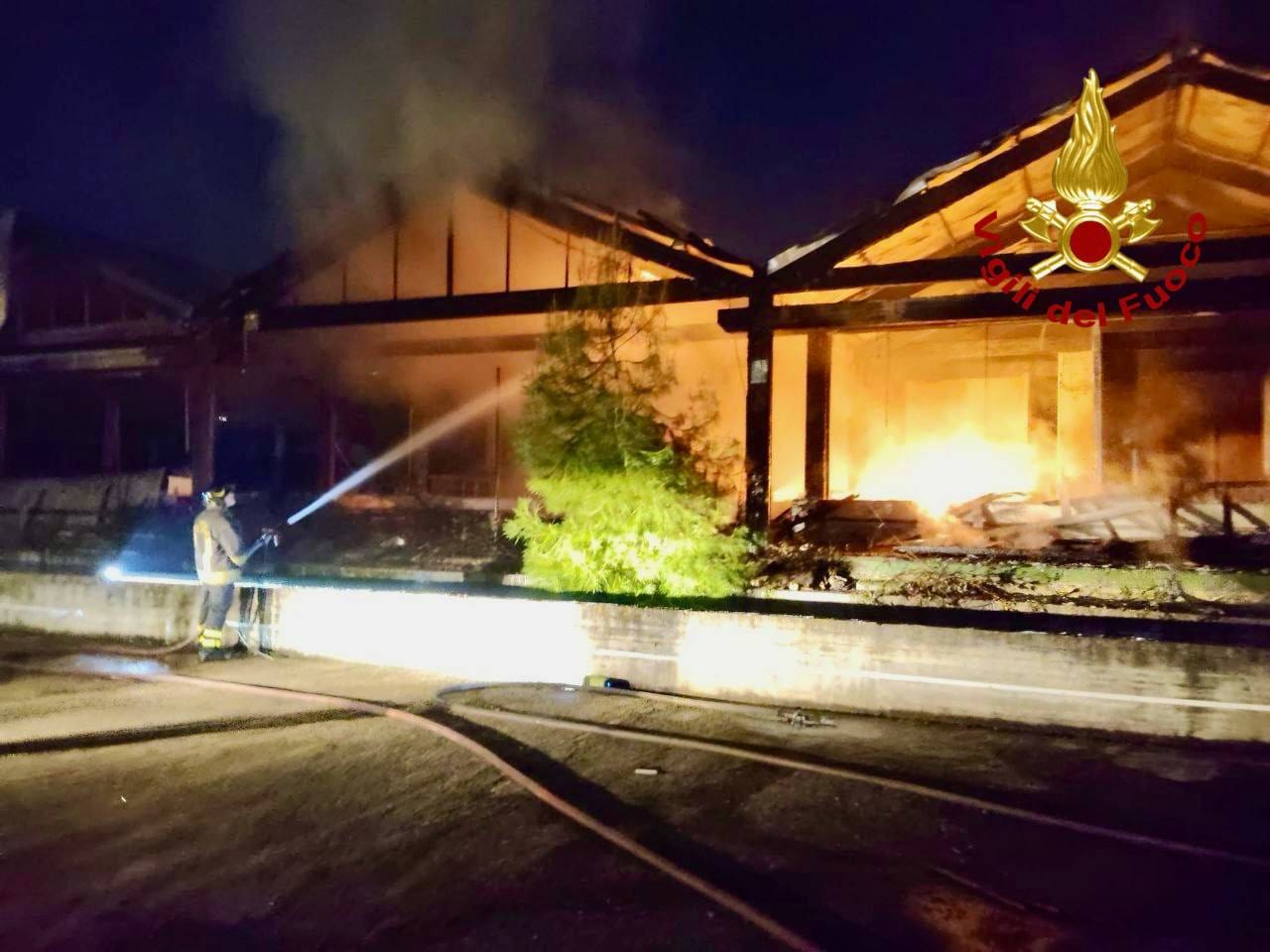 Incendio a Palermo: brucia l’area di ‘Arredo Verde’, nessun ferito