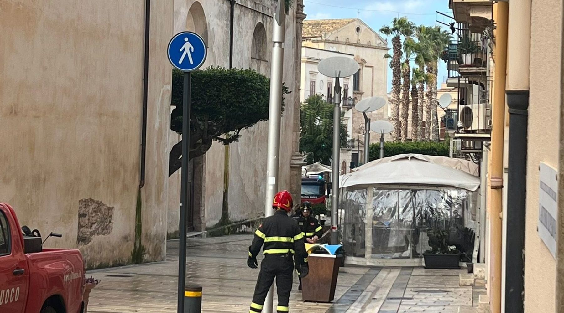 Crollano detriti dalla facciata della chiesa: chiusa via Mazzini ad Alcamo per sicurezza (VIDEO)