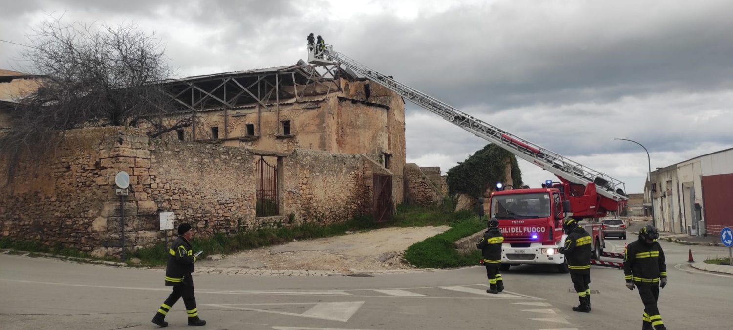 Maltempo ad Alcamo. Crolla parte del tetto di Santa Maria della Stella, strada chiusa durante i lavori