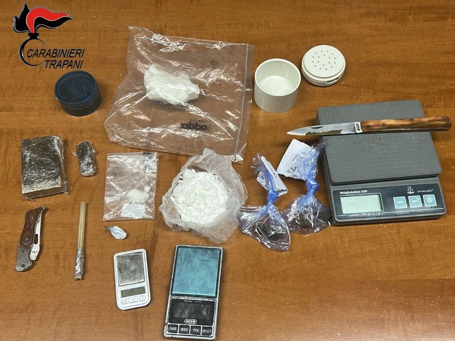Favignana, droga in casa: sequestrati hashish, crack e cocaina, due arresti