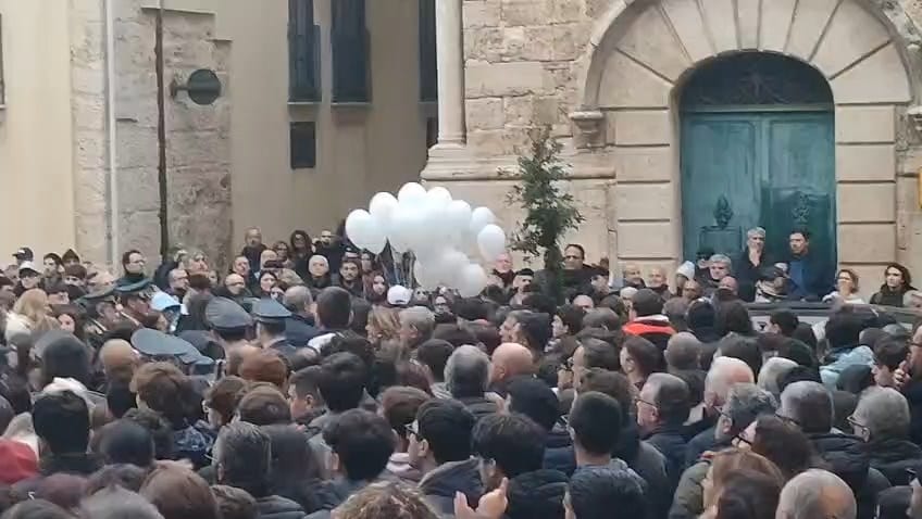 Alcamo, l’ultimo saluto a Gabriele: folla commossa e rombo di motori per il diciannovenne (VIDEO)