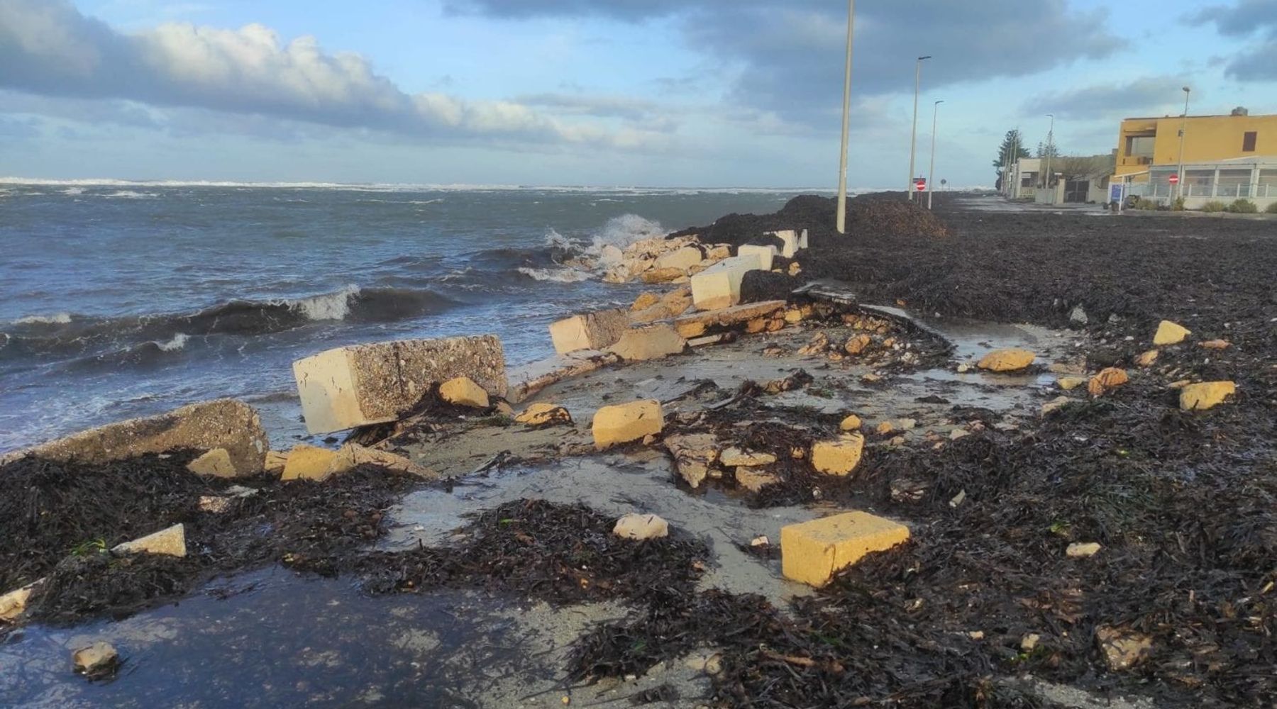 Stop al transito sul Lungomare Biscione di Petrosino: detriti sulla carreggiata dopo la tempesta