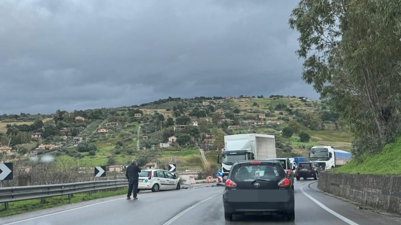 Incidente mortale sulla SS121: tre vittime nello scontro tra un’automedica e un camion