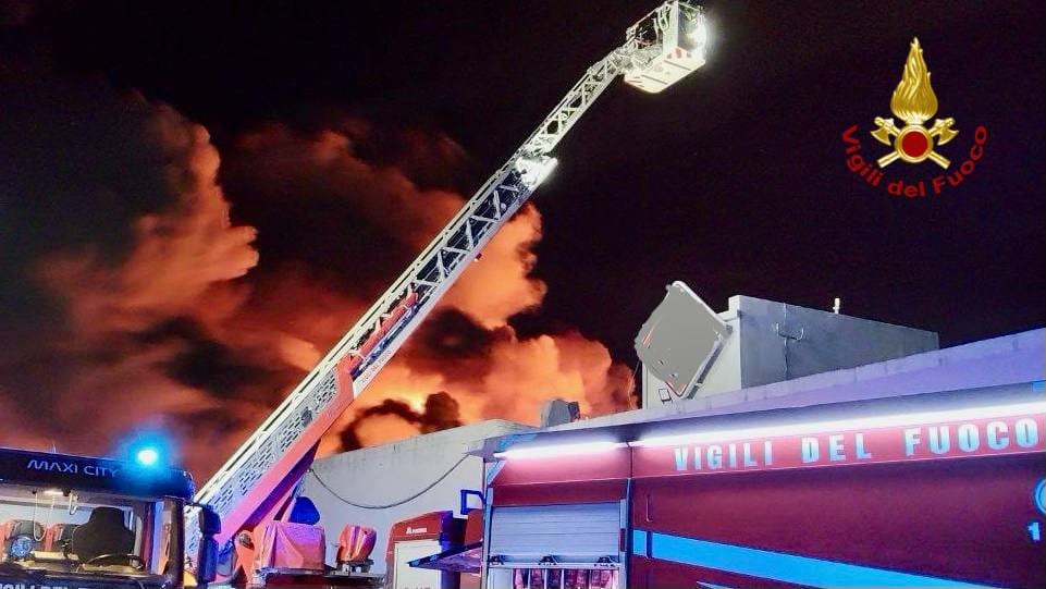 Rogo nell’impianto di rifiuti plastici: notte di fuoco a Campofelice di Roccella (VIDEO)