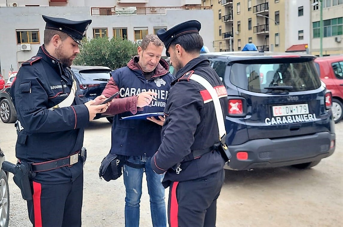 Lavoro nero a Palermo, blitz dei carabinieri in un negozio di frutta