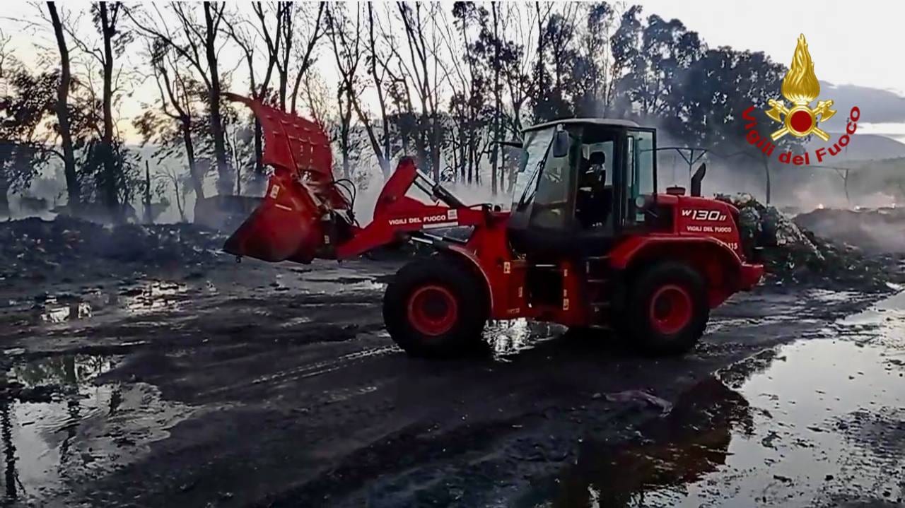 Campofelice, incendio rifiuti spento: concluse dopo tre giorni le operazioni dei Vigili del Fuoco