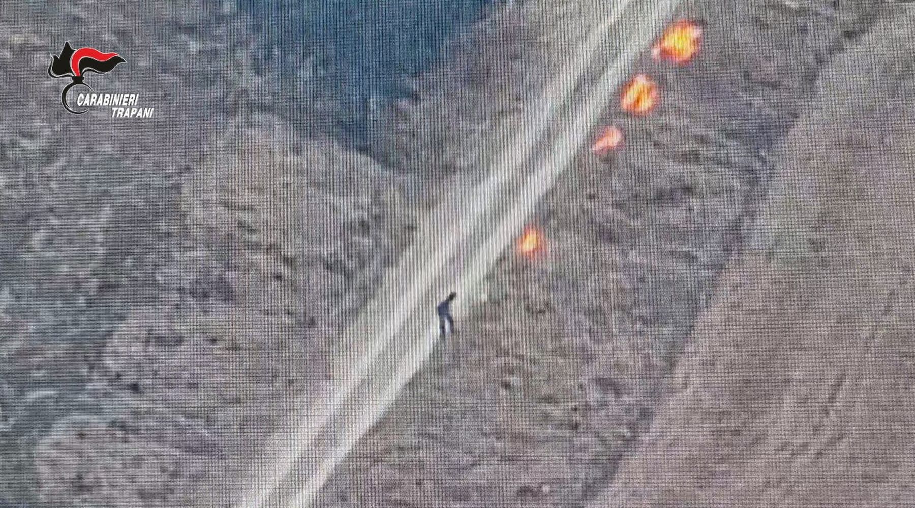 Incendiò 83 ettari e filmò il rogo per i colleghi: incastrato “piromane” della forestale