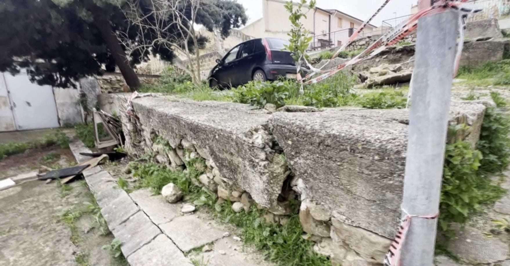 Muro giù a Camporeale, l’opposizione attacca: “Rigenerazione urbana? È solo un’operazione di facciata” (VIDEO)