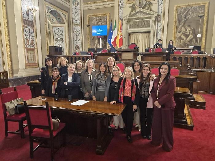 Approvate le ‘quote rosa’ nelle giunte: almeno 4 donne su 10 assessori