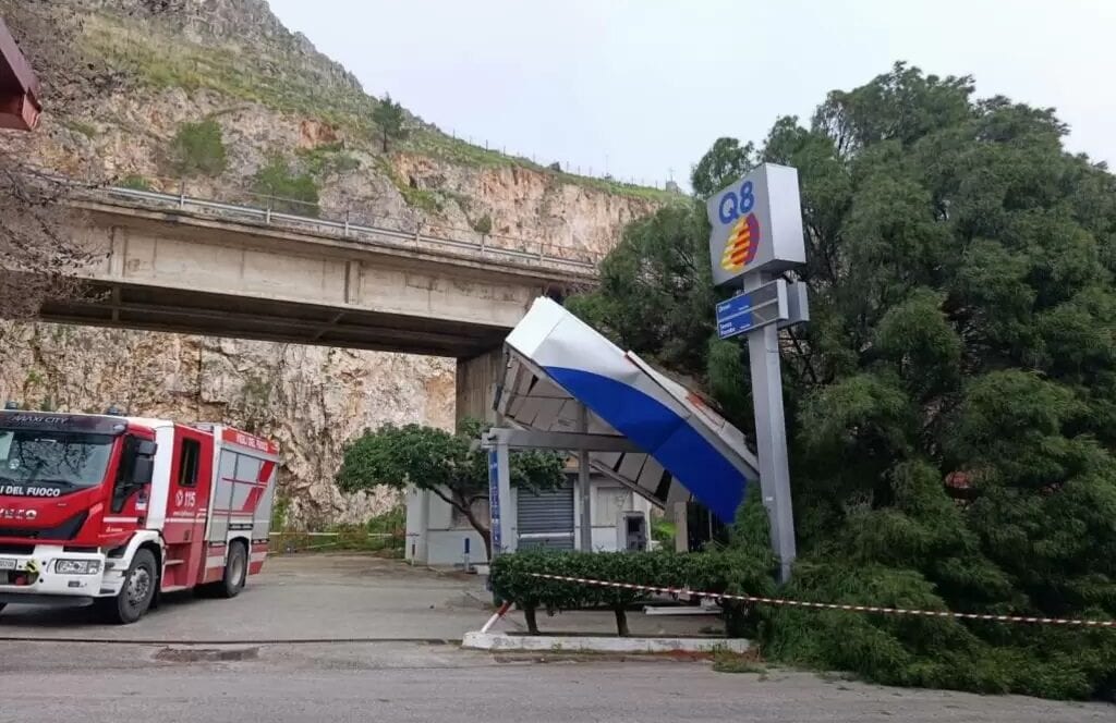 Borgetto. Crolla albero su distributore di carburanti. Nessun ferito