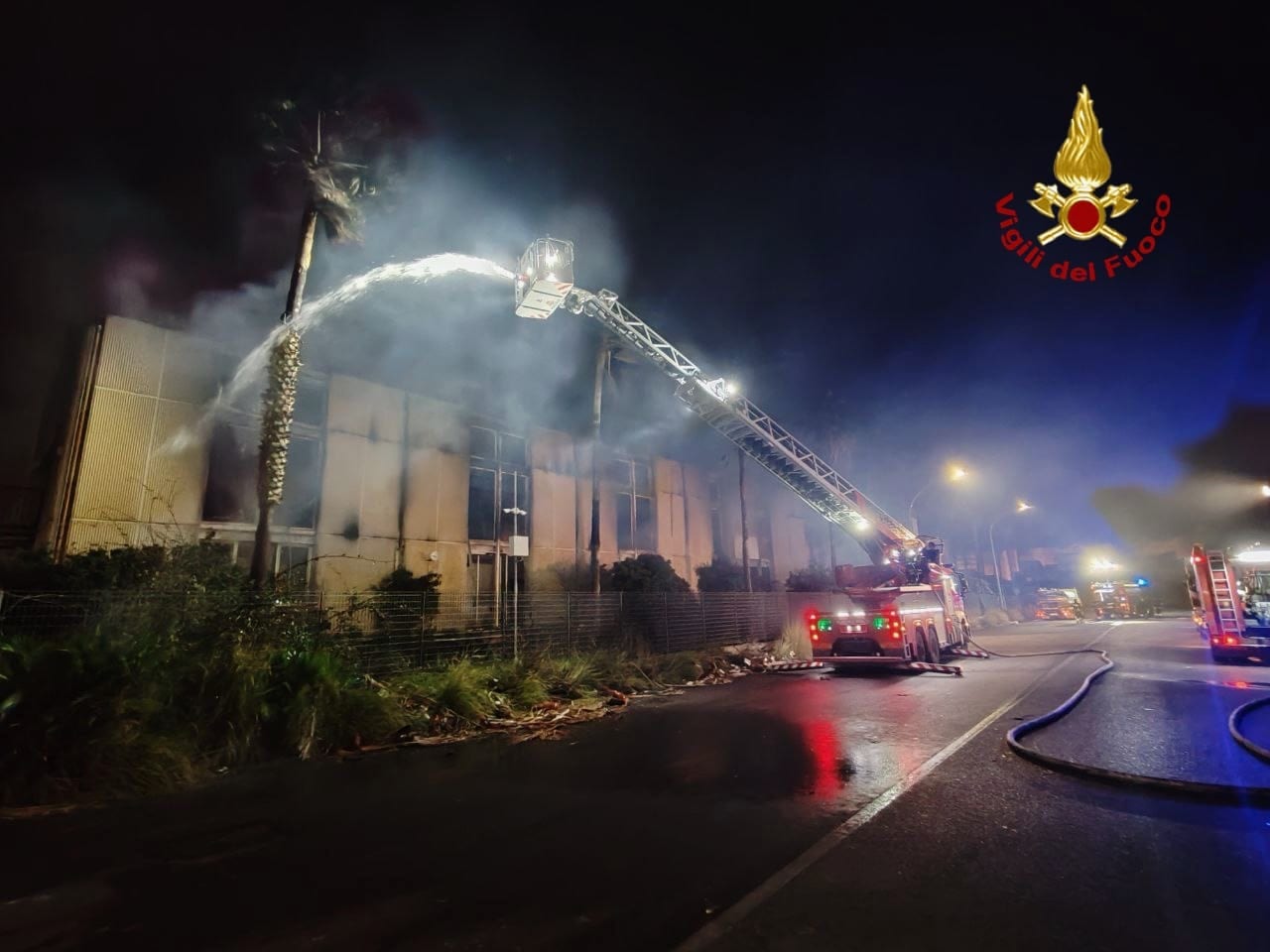 Vigili del Fuoco in prima linea, 132 interventi in 24 ore, un incendio in edificio in disuso