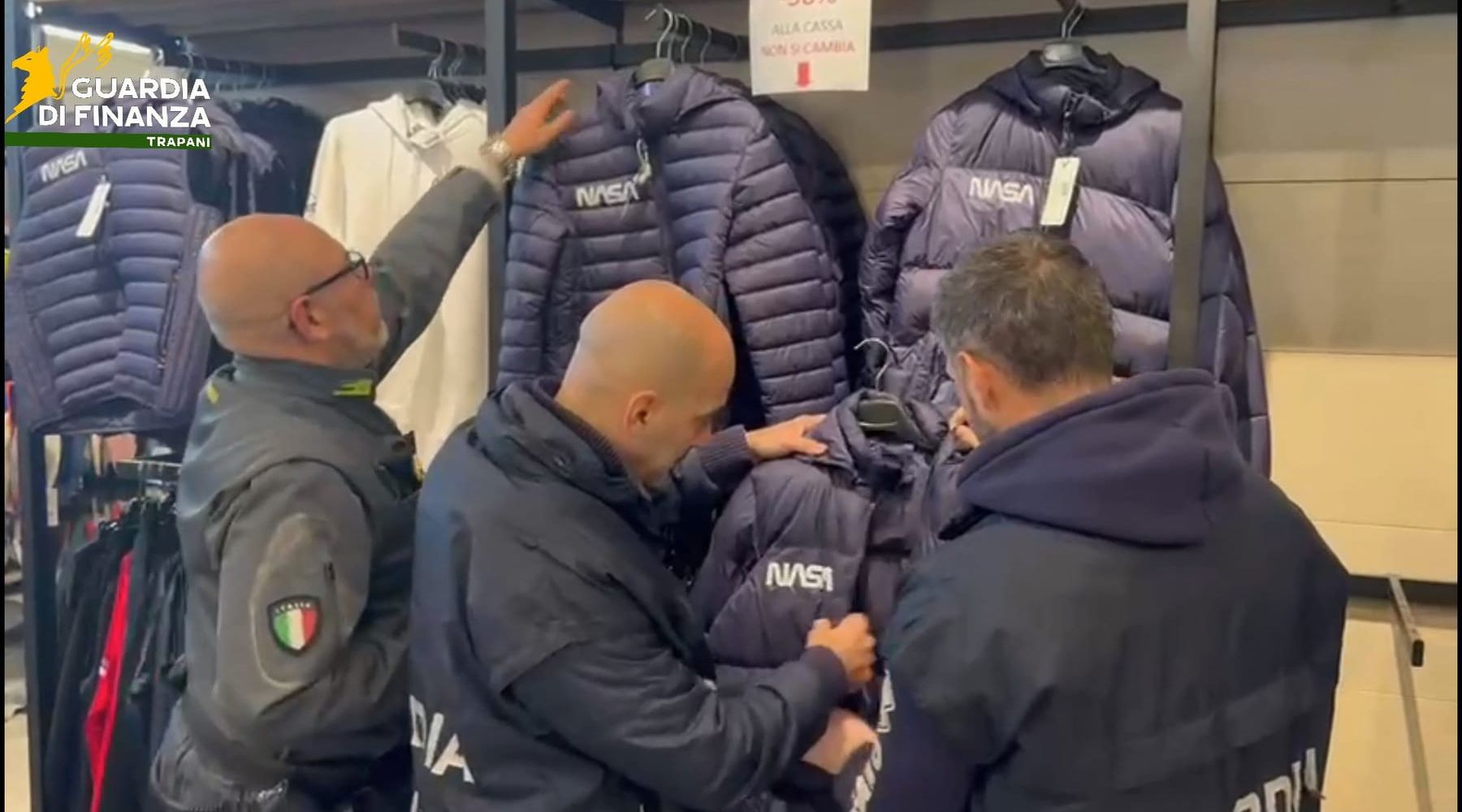 Maxi sequestro di capi contraffatti e articoli pericolosi ad Alcamo, Marsala e Castelvetrano