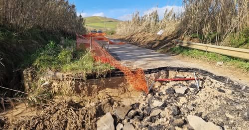 Frana sulla provinciale 30 di Grisì: strada chiusa e disagi per collegamenti con Partinico