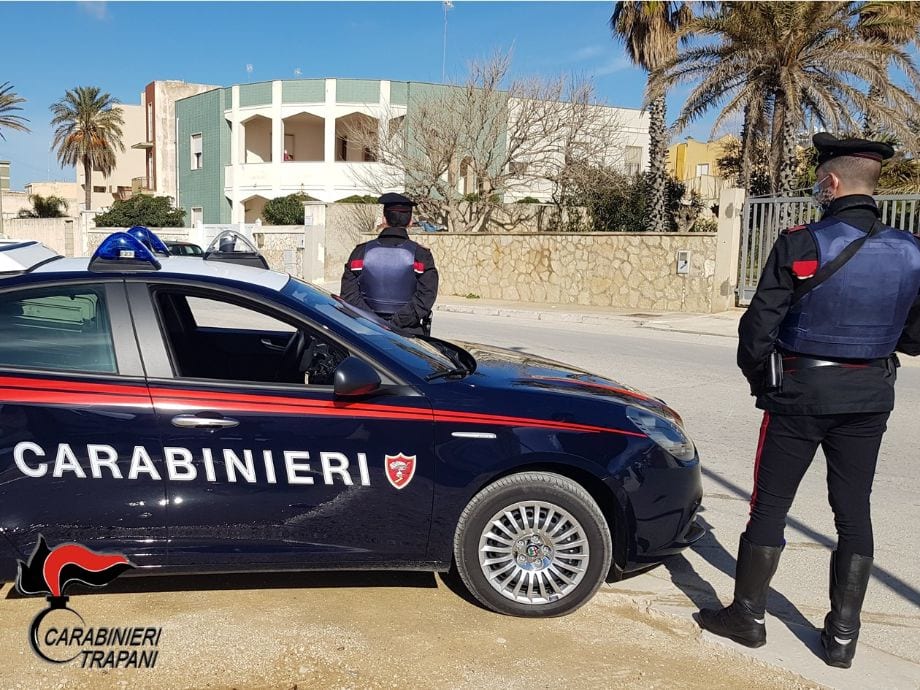 Mazara del Vallo, ruba la borsa a un’anziana mentre prega in chiesa: denunciata 34enne
