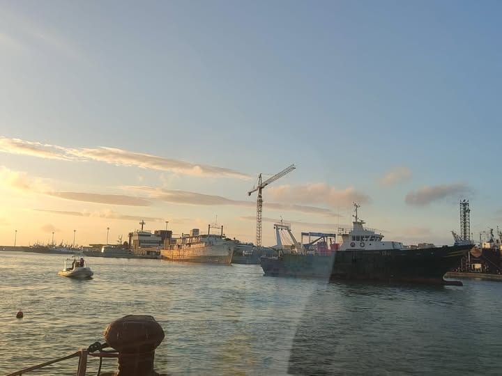 Peschereccio incagliato nel porto di Mazara, intervento della Capitaneria di Porto
