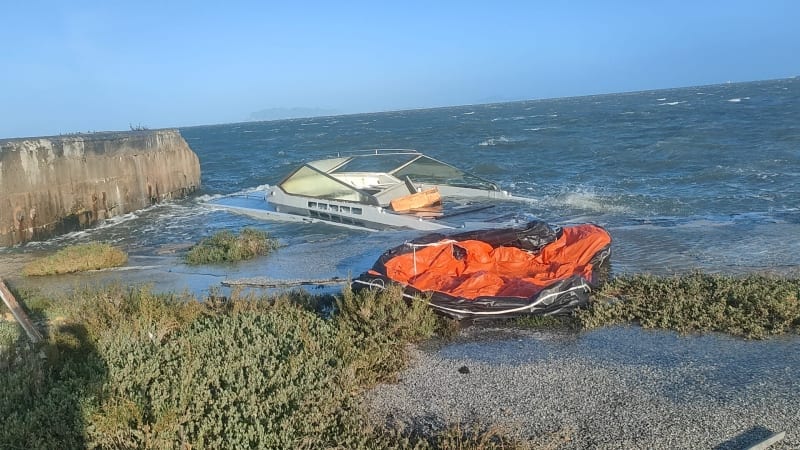 Marsala, barca semi affondata e un canotto di salvataggio allo Stagnone