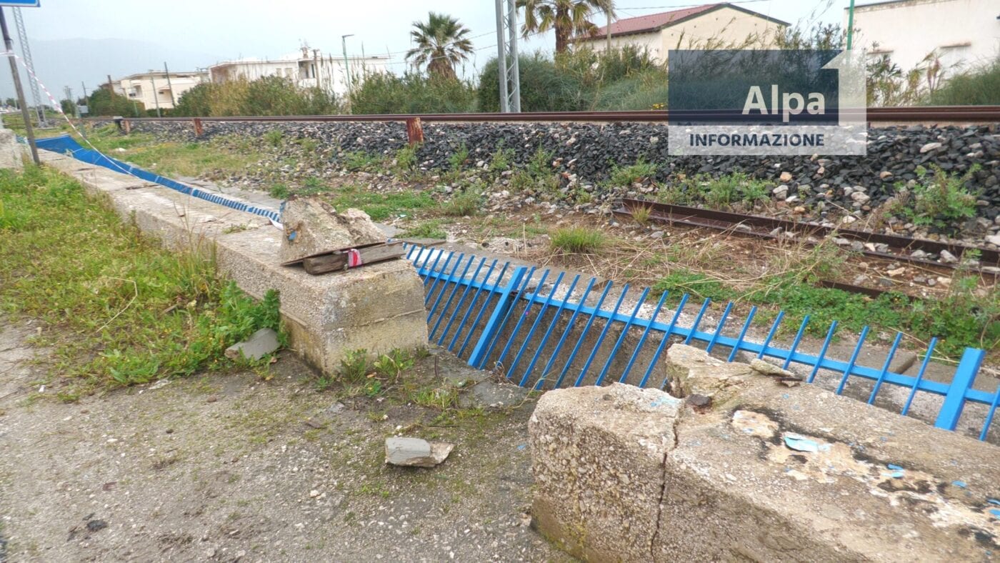 Maltempo ad Alcamo Marina: crollano 80 metri di ringhiera sulla statale 187 (VIDEO)