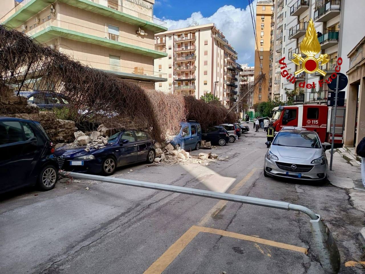 Palermo, crolla muro di recinzione in via Nairobi: un ferito e diverse auto distrutte