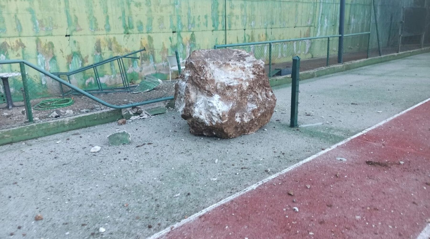 Frana a Castellammare: massi sui campi da tennis, strutture distrutte e attività sospesa (VIDEO e Interviste)