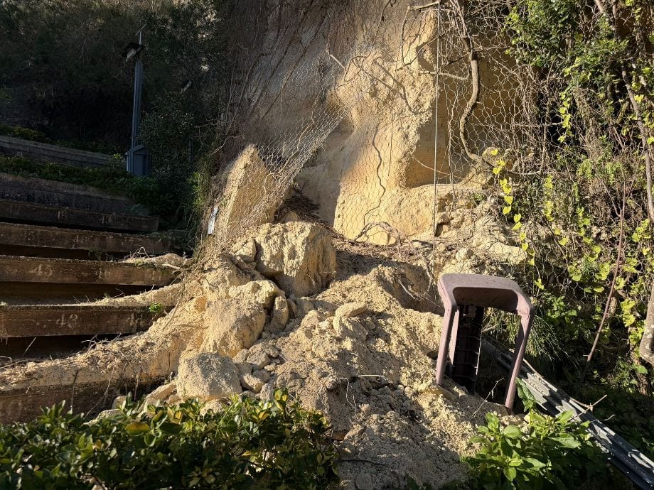 Valderice: crolla il muro del teatro “Nino Croce”, opposizione denuncia incuria
