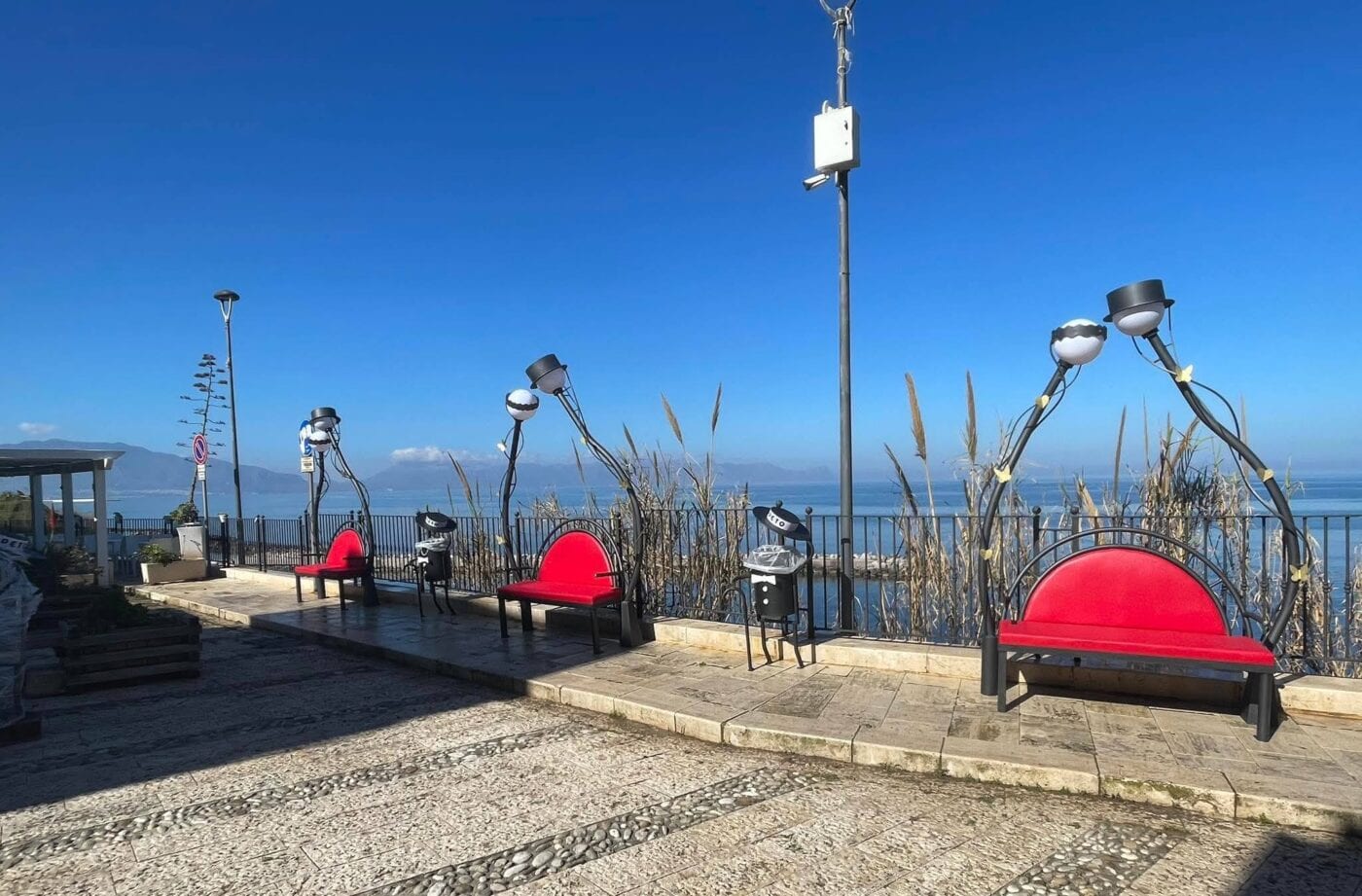 Trappeto, l’arte rilancia il borgo: dai murales di Palminteri al nuovo arredo urbano