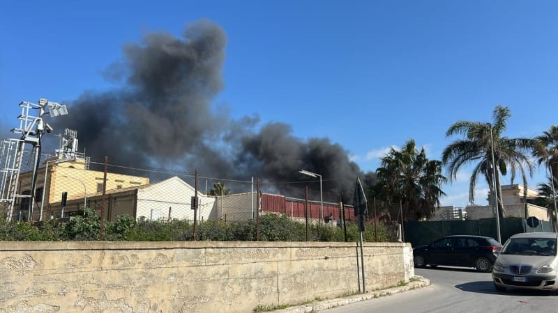 Marsala, ieri vasto incendio tra via Lipari e via Mazara: nube nera sulla città