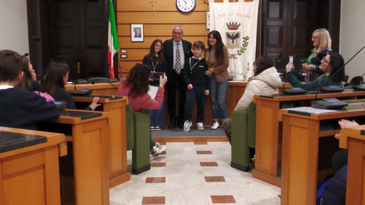 ‘Impariamo a conoscere il Comune’, i bambini delle elementari di Alcamo consiglieri per un giorno (Interviste)