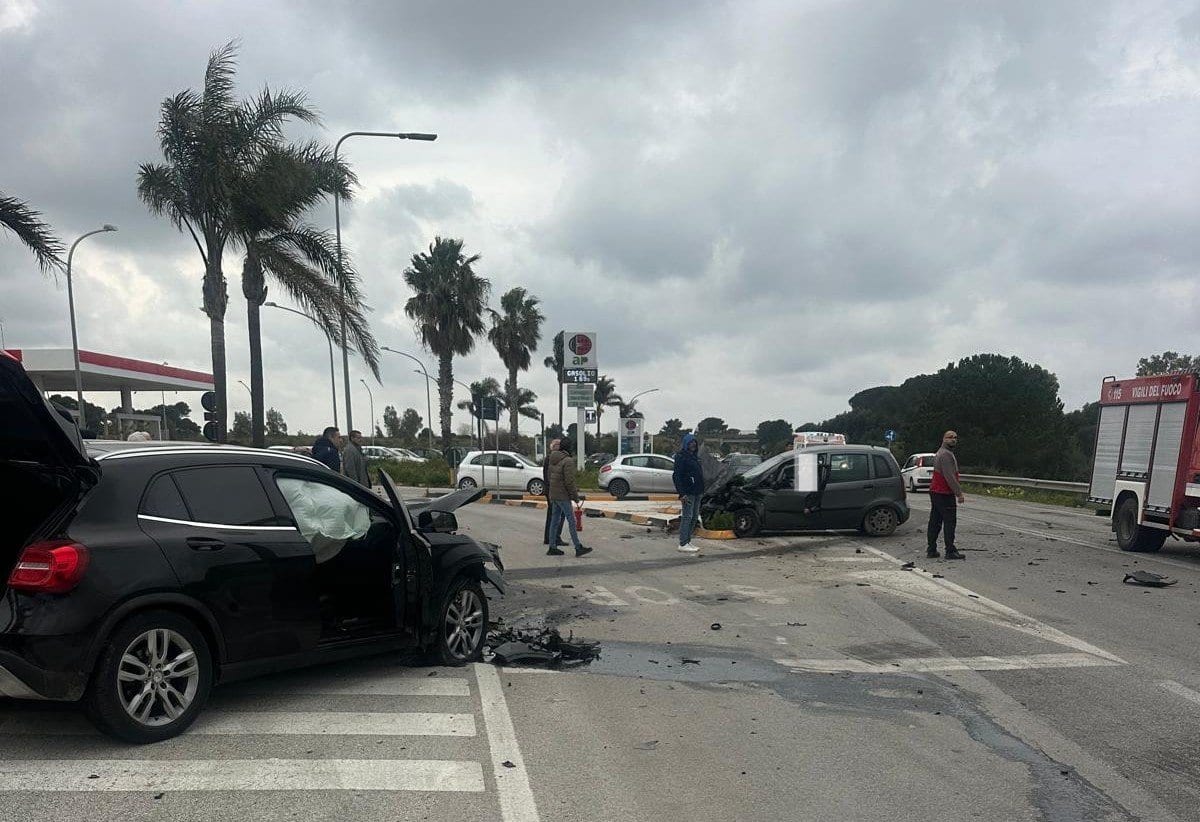 Scontro sulla Marsala-Birgi: ferito estratto dalle lamiere dai Vigili del Fuoco