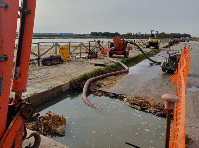 Saline di Trapani, crolla la SP21 e reflui verso il depuratore: M5S chiede relazione urgente