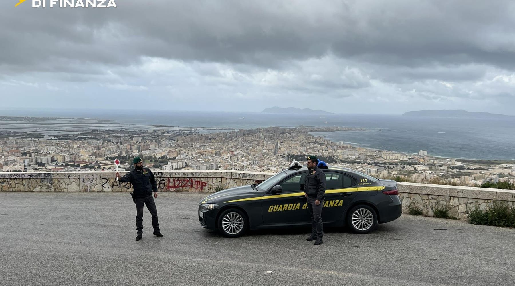 Alcool ai minorenni dalla sua auto: scoperto “bar ambulante” abusivo nel centro di Trapani
