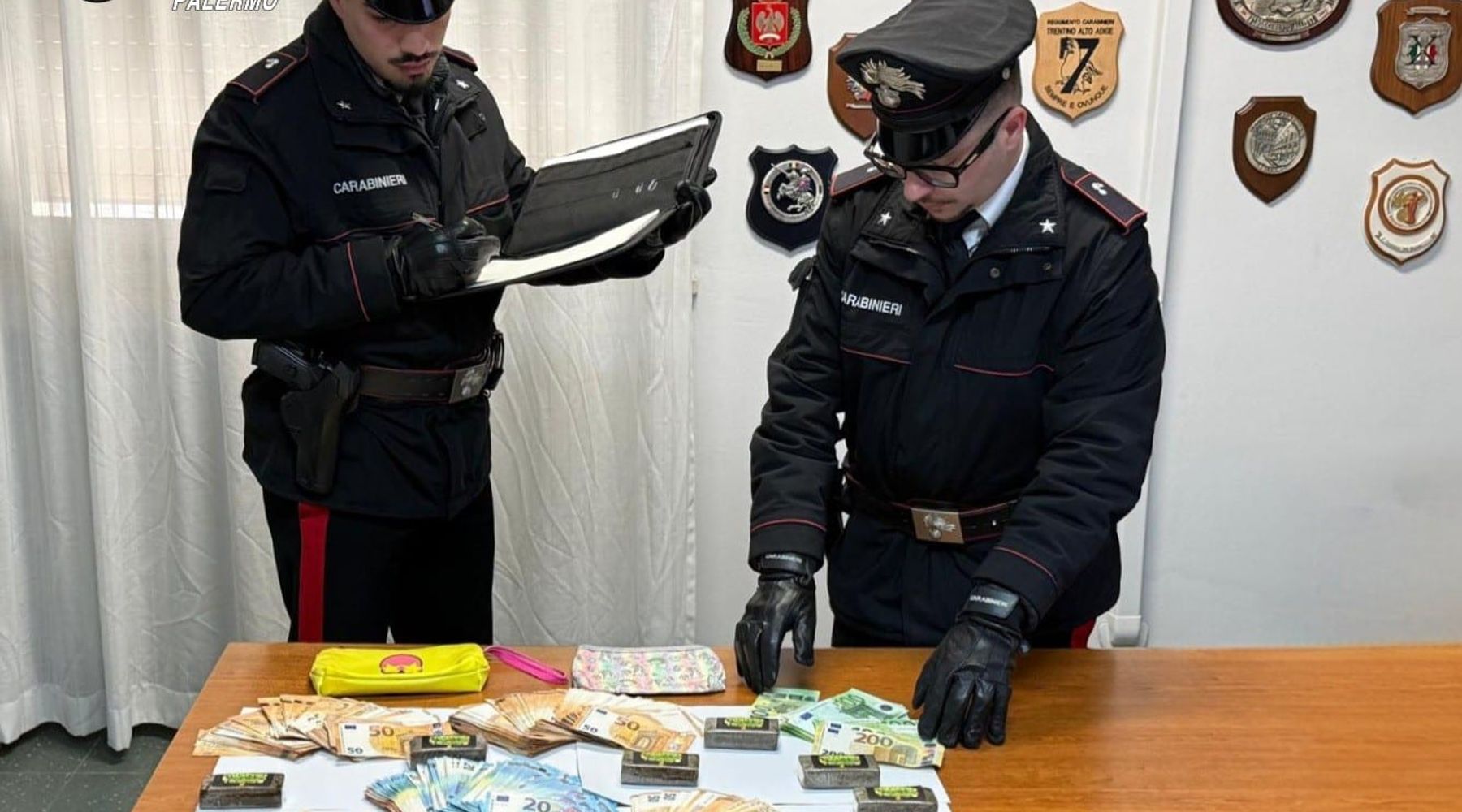 Palermo, droga e 33mila euro tra i palazzi: arrestata coppia, denunciata un’anziana