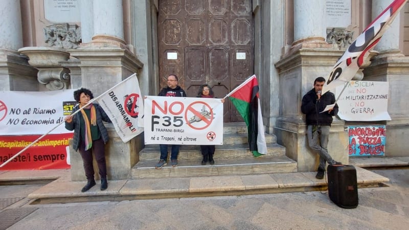 “No agli F-35 a Birgi”: presidio pacifico davanti al Comune di Trapani