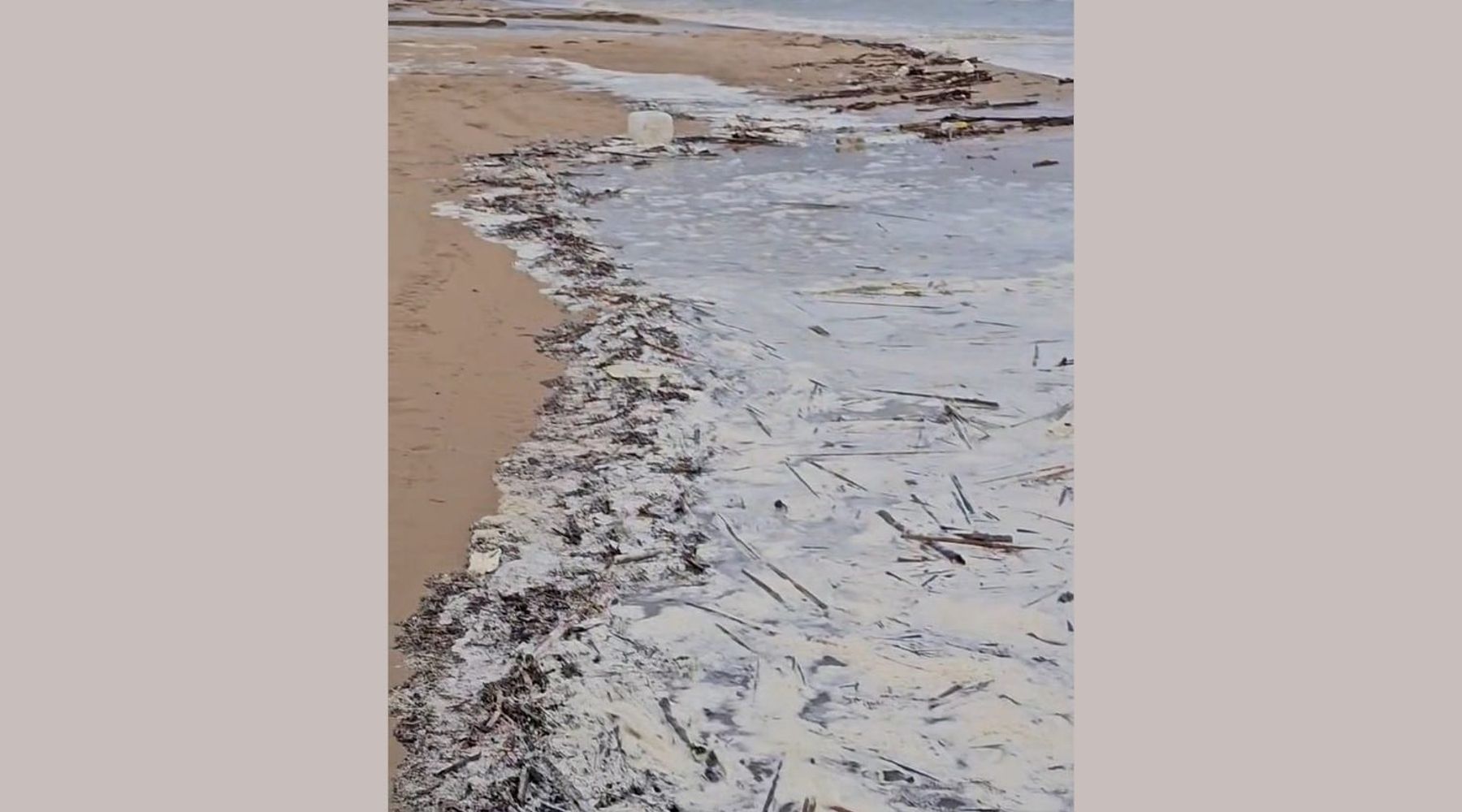 Spiaggia di Alcamo Marina invasa da schiuma bianca, cittadini esasperati dall’inquinamento (VIDEO)