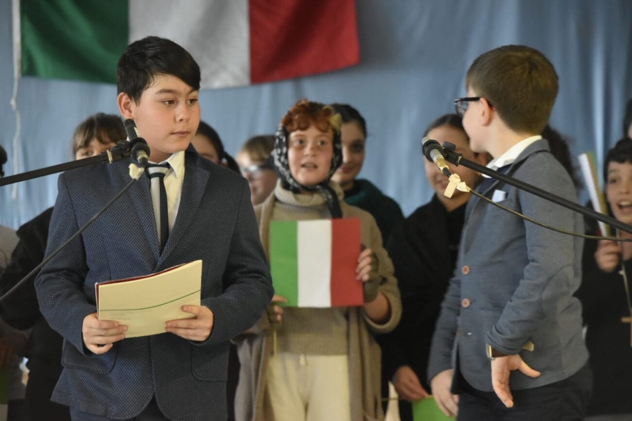 La scuola ‘Pascoli-Pirandello’ di Castellammare celebra l’Unità d’Italia con uno spettacolo intenso (VIDEO)