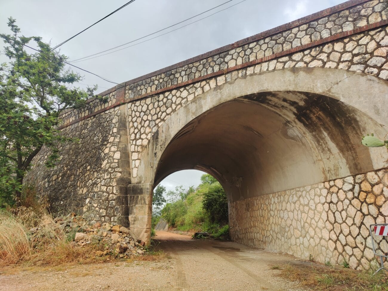 Trekking e letteratura: domenica l’escursione sulla ferrovia tra Trapani e Milo