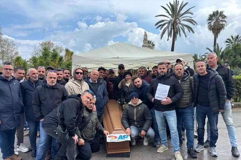 Crisi Ast: protesta con la bara a Palazzo dei Normanni contro licenziamenti e tagli