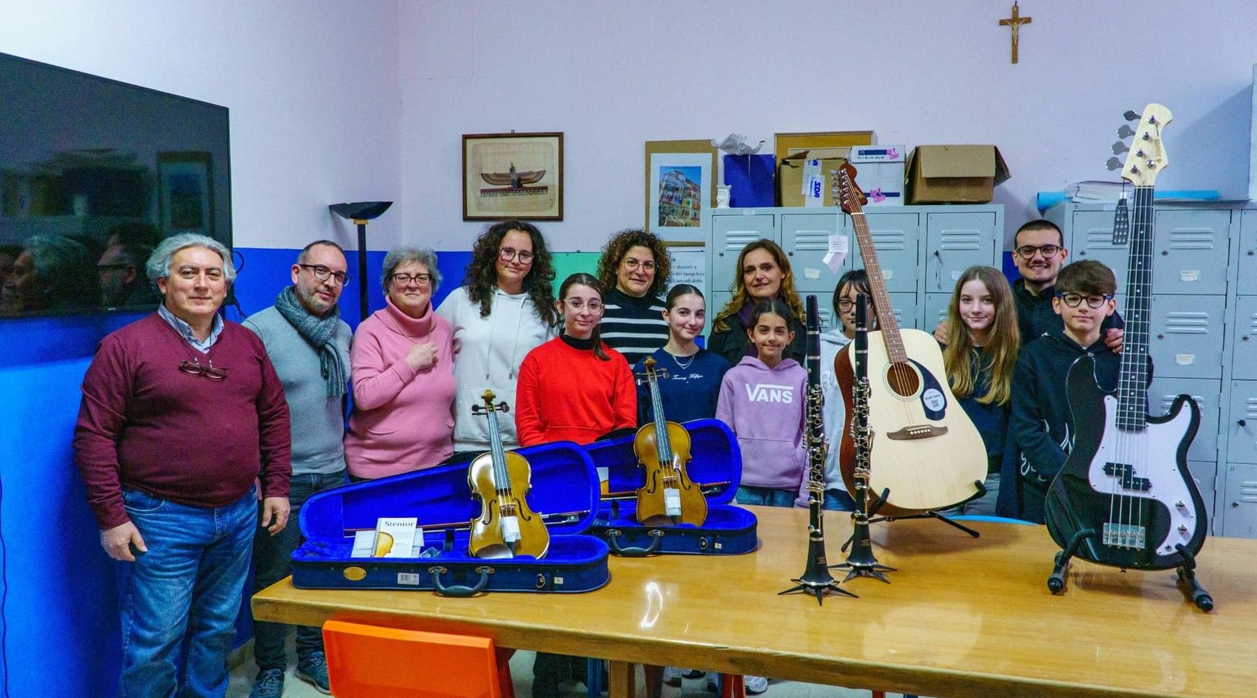 Strumenti musicali donati nelle scuole, doppio intervento dell’associazione Kernos