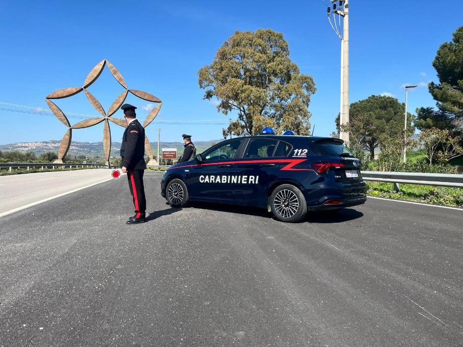 Gibellina, tenta di disfarsi della cocaina alla vista dei Carabinieri: denunciato 27enne