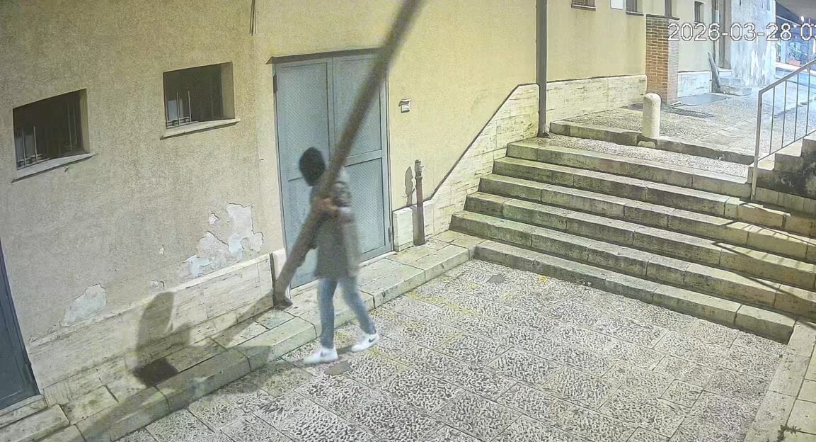 Alcamo, il “ladro dei canaloni” colpisce ancora: depredato il Teatro Cielo