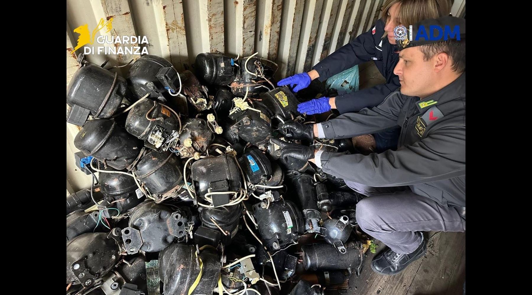 Rifiuti pericolosi diretti in Nigeria, sequestro da 20 tonnellate al porto di Palermo