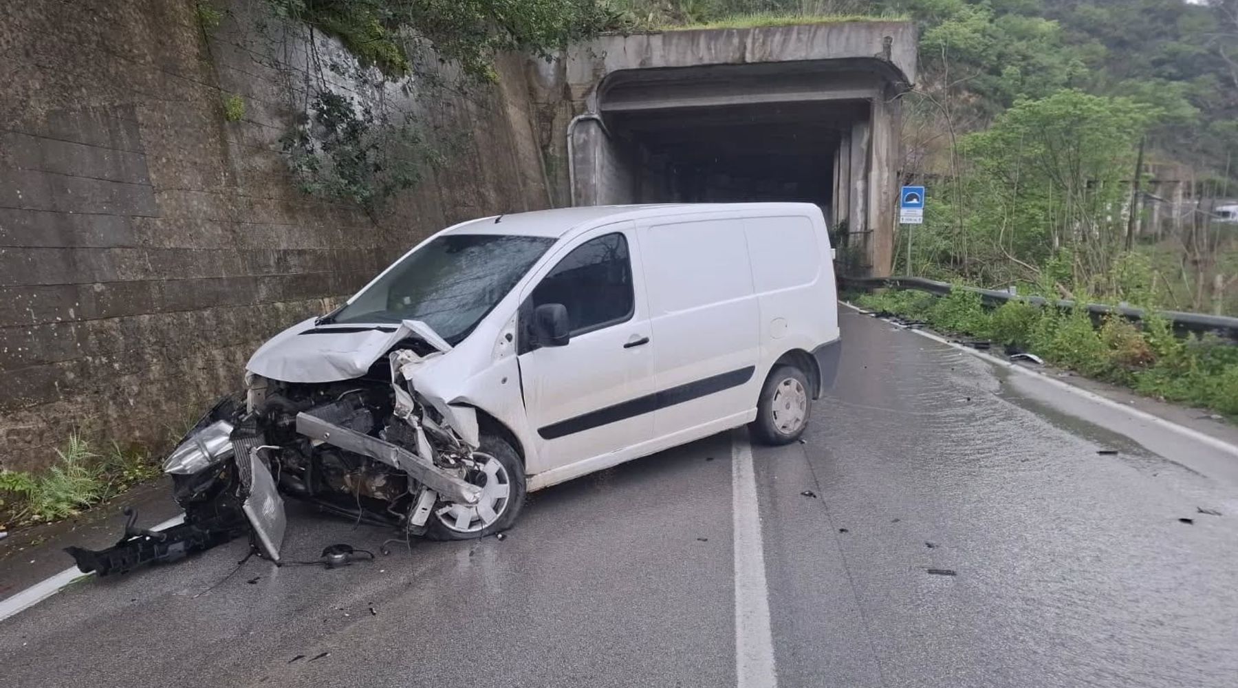 Scontro in galleria sulla S.S. 187: un ferito trasportato ad Alcamo