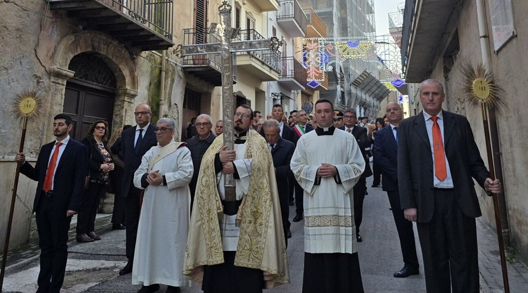 Calatafimi Segesta. La Croce d’argento apre la festa: svolta storica con le donne nella Maestranza (VIDEO)