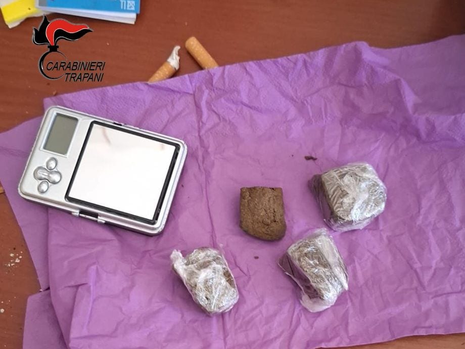 Spaccia ai domiciliari. Arrestato un diciannovenne trapanese