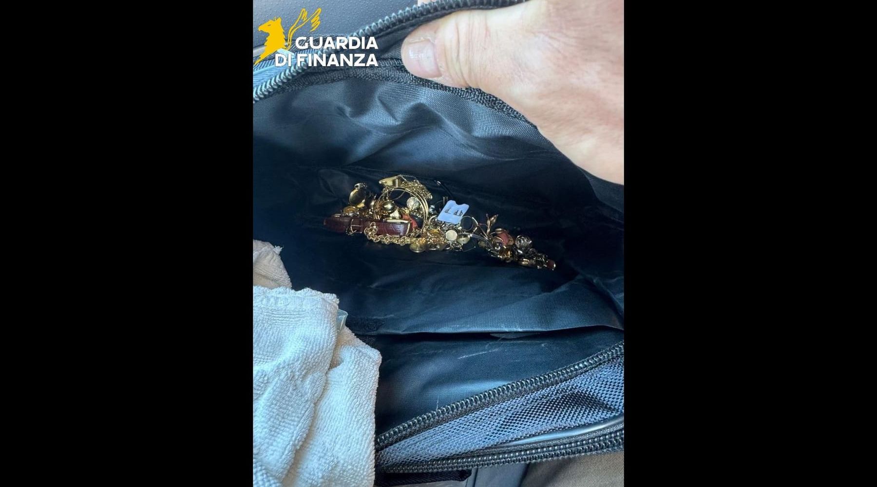 Finge di essere un perito dei Carabinieri e truffa due anziani, arrestato a Palermo