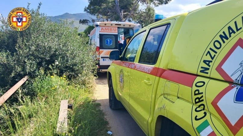 Scopello. Cade sulla scogliera di Cala Rossa: soccorso e trasferito in ospedale