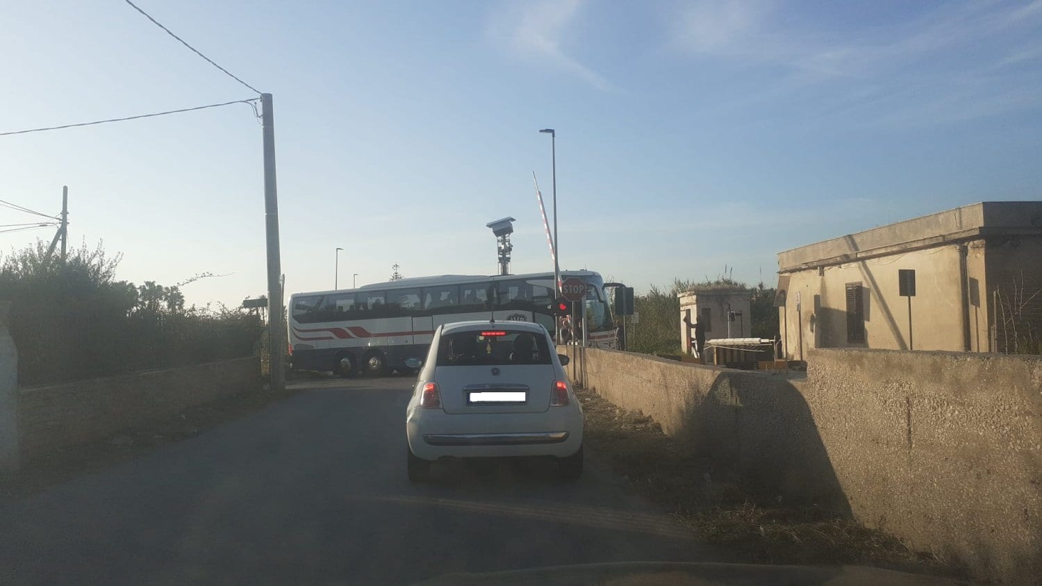 Marsala, bus di turisti bloccato sui binari, evitata tragedia