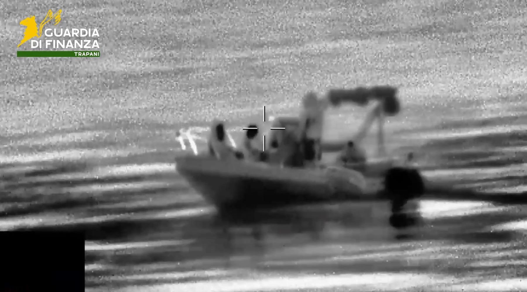 Al largo di Trapani finta battuta di pesca per trasportare migranti, tre arresti