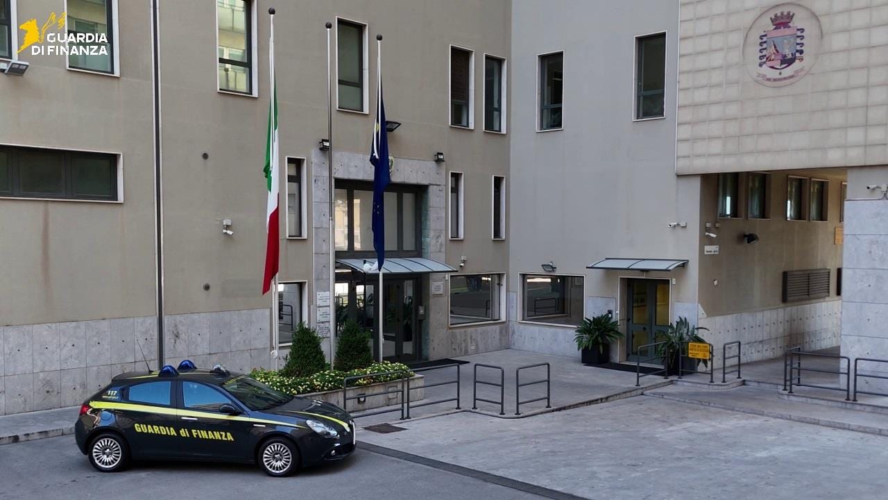 Centinaia di falsi sinistri certificati sanitari per frodare le assicurazioni: 5 indagati a Palermo