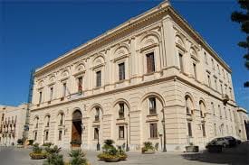 Trapani, si ferisce davanti al Comune: poi torna e viene aiutato dal sindaco