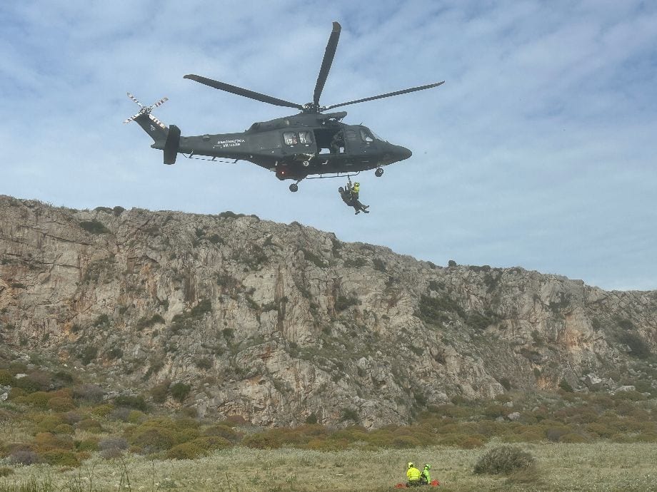 Soccorsi in parete e recuperi, esercitazione congiunta di Aeronautica e Soccorso Alpino
